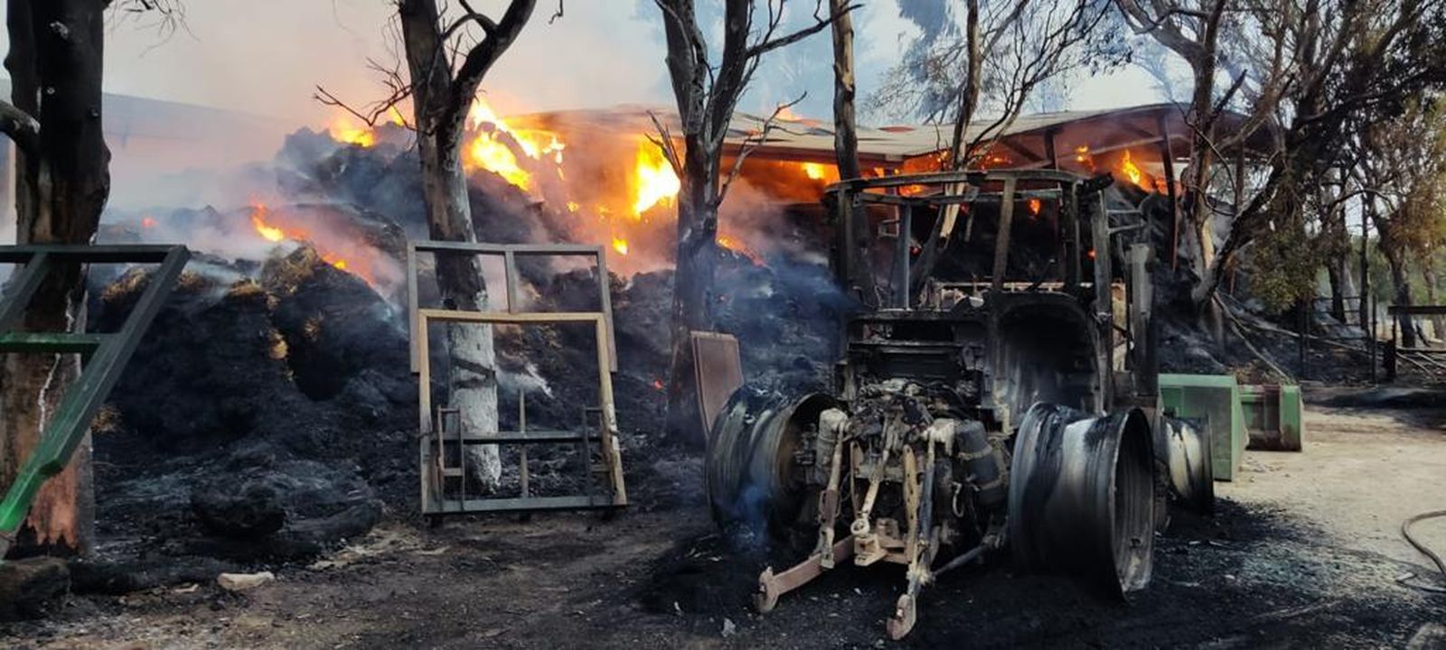 El fuego, aún activo, causó importantes daños en materiales