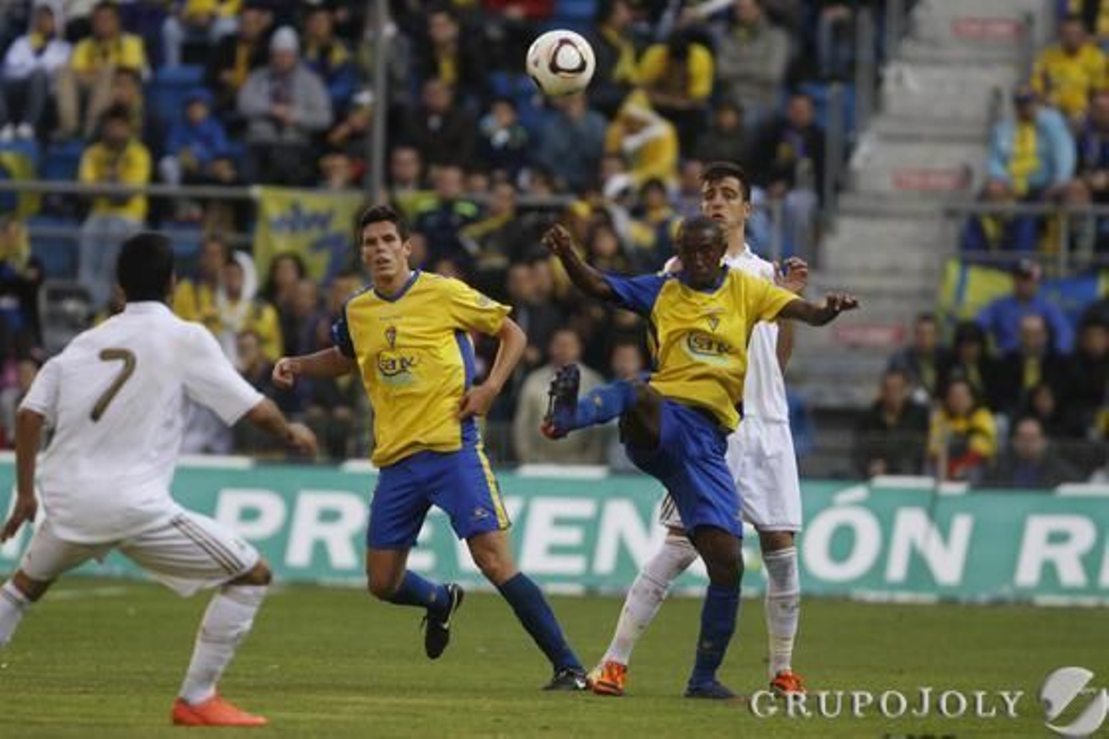 Camile pelea con Joselu, el mejor de los visitantes. 

Foto: Lourdes de Vicente - Joaquin Pino