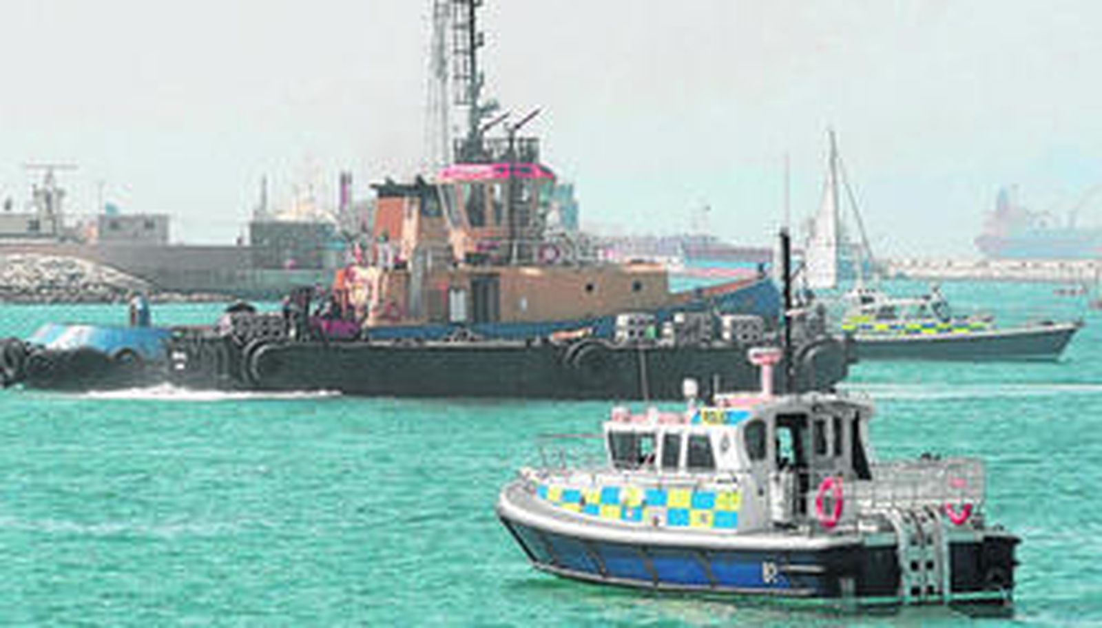 El remolcador desde el que se tiraron al mar las piezas del arrecife artificial, la pasada semana.