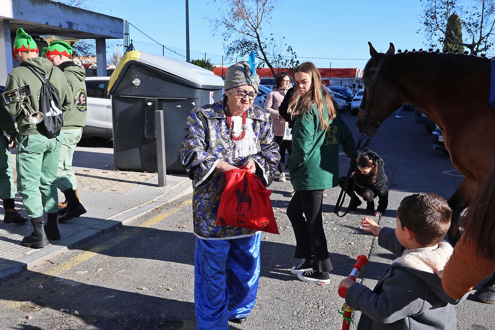 Día de regalos y Reyes Magos por los barrios de la ciudad