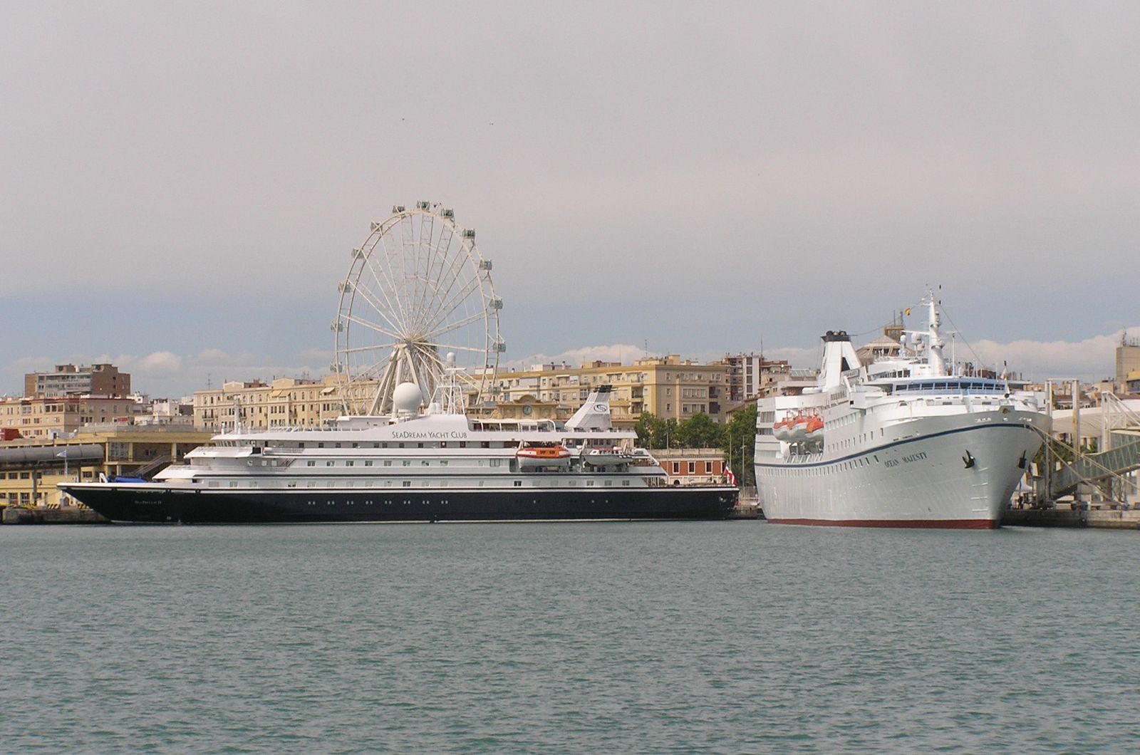 Buques de crucero atracados en el puerto de Málaga.