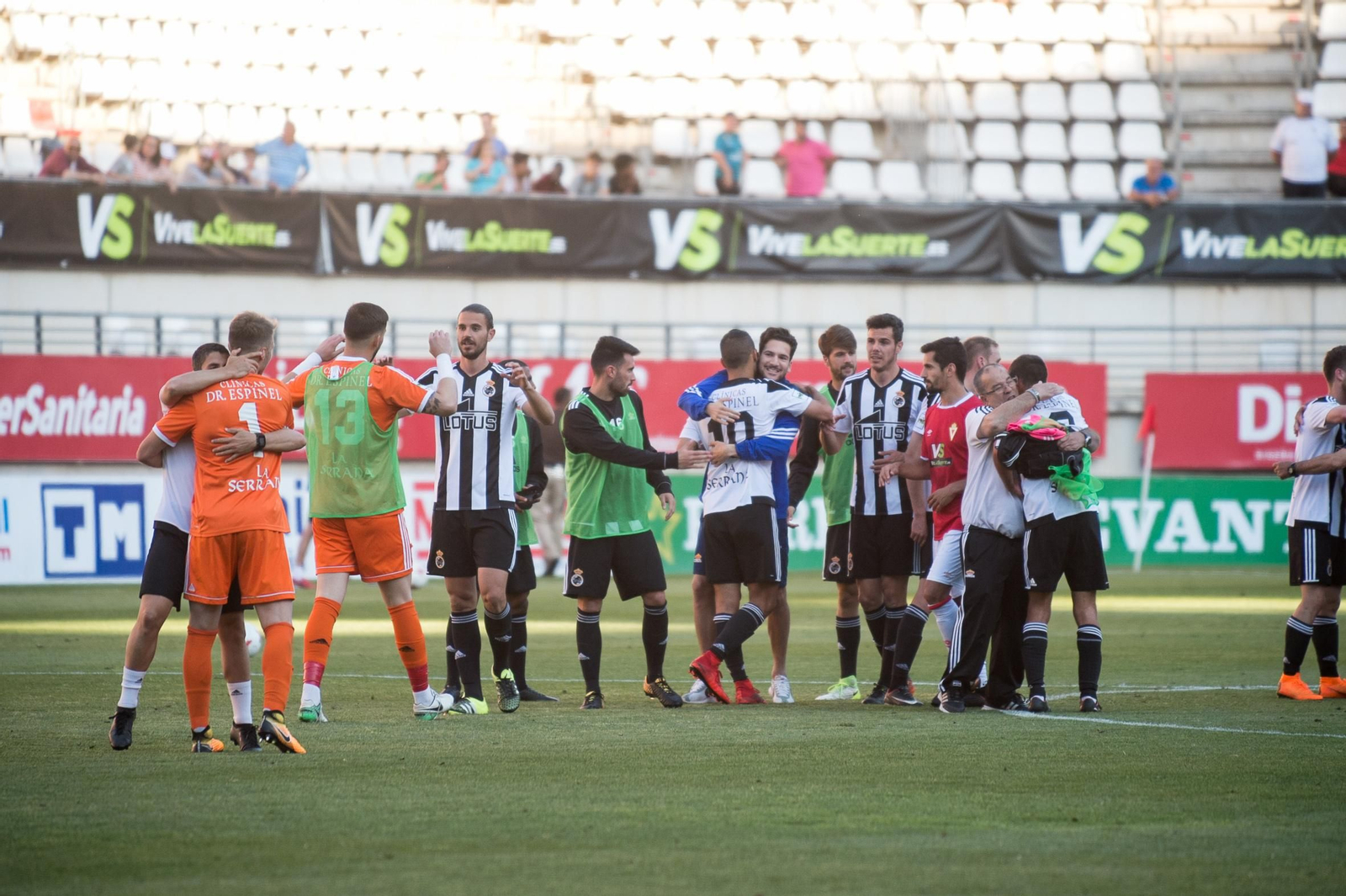 Jugadores de la Balona festejan sobre el césped de la Nueva Condomina la salvación de 2018