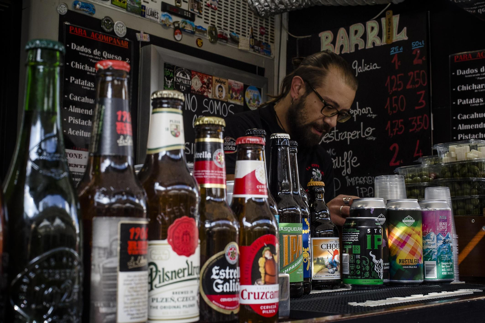 Muestrario de cervezas en la barra de un bar