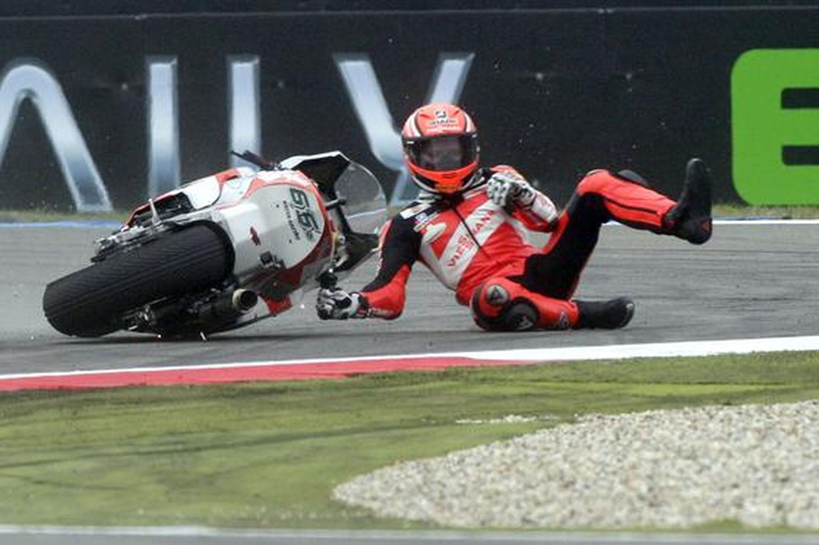 Stefan Bradl, líder del Mundial en Moto2, se cayó en Assen.

Foto: AFP Photo