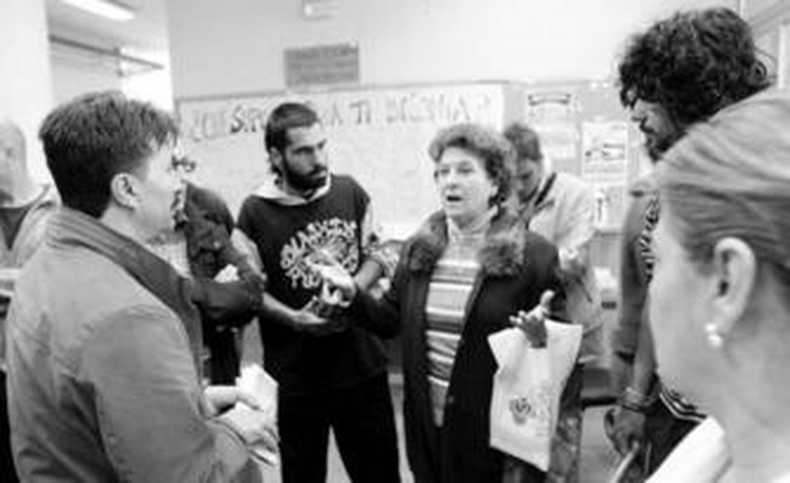 El personal del centro, discutiendo el pasado viernes con los estudiantes encerrados.