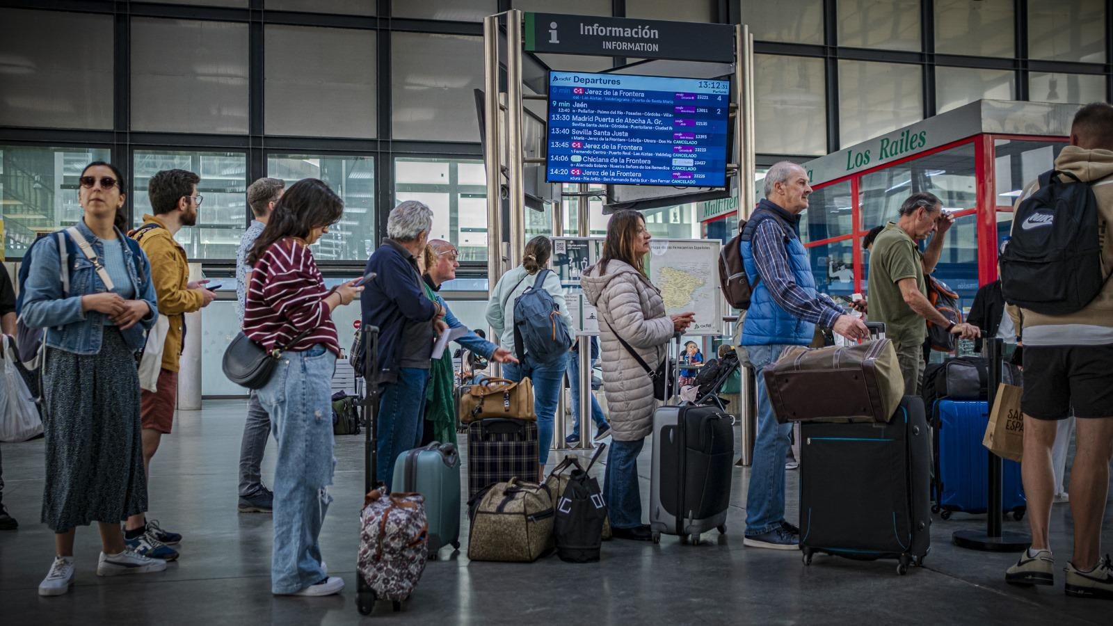 Cola de embarque para el Alvia con destino a Madrid. Cola de embarque para el Alvia con destino a Madrid.