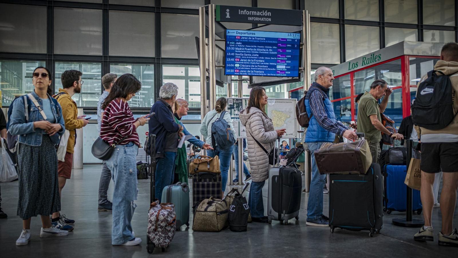 Cola de embarque para el Alvia con destino a Madrid.