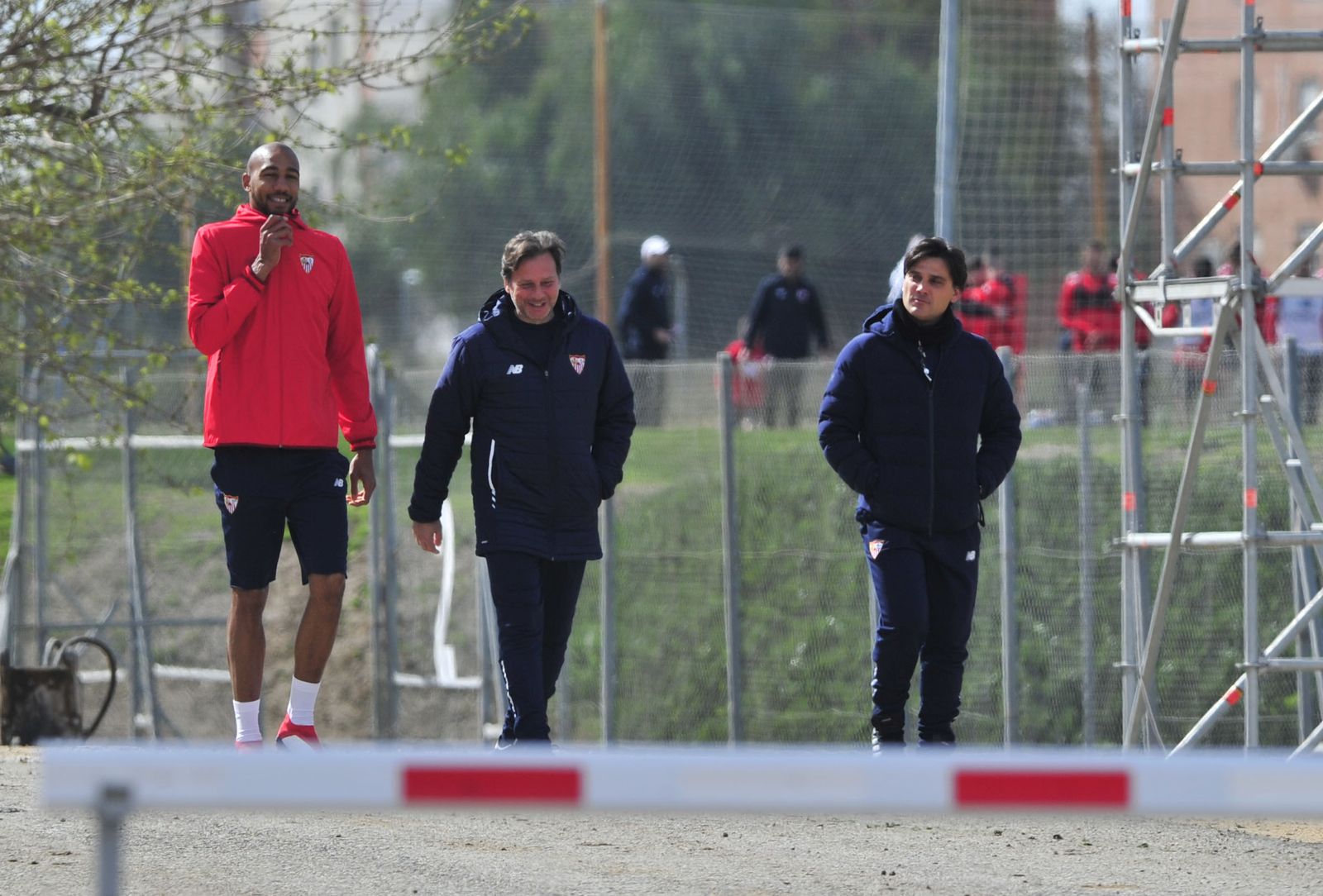Montella, a la derecha, camina relajado hacia el campo de entrenamiento junto a N'Zonzi y uno de sus ayudantes.