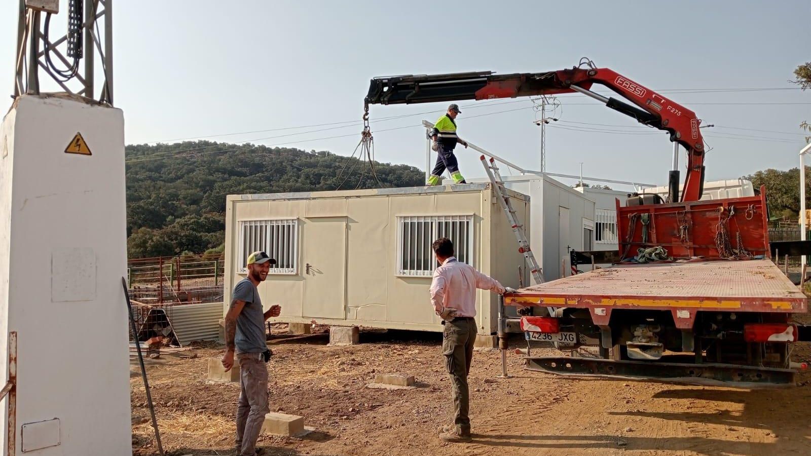 Instalan módulos en el terreno donde irá edificado el monasterio.