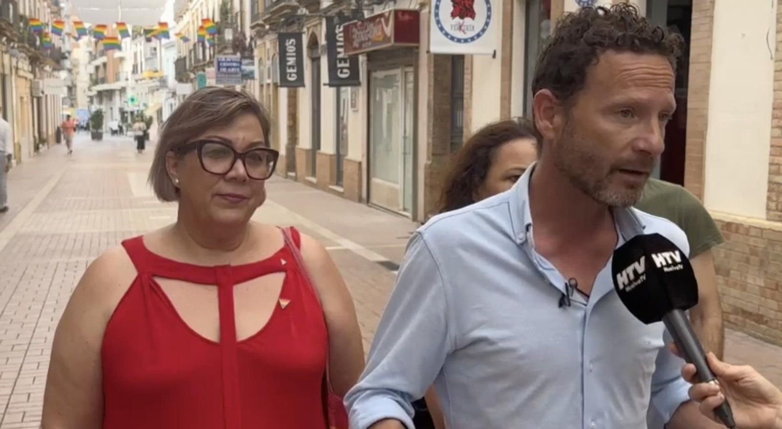 El candidato al Senado por Sumar acompañado de Mónica Rossi.