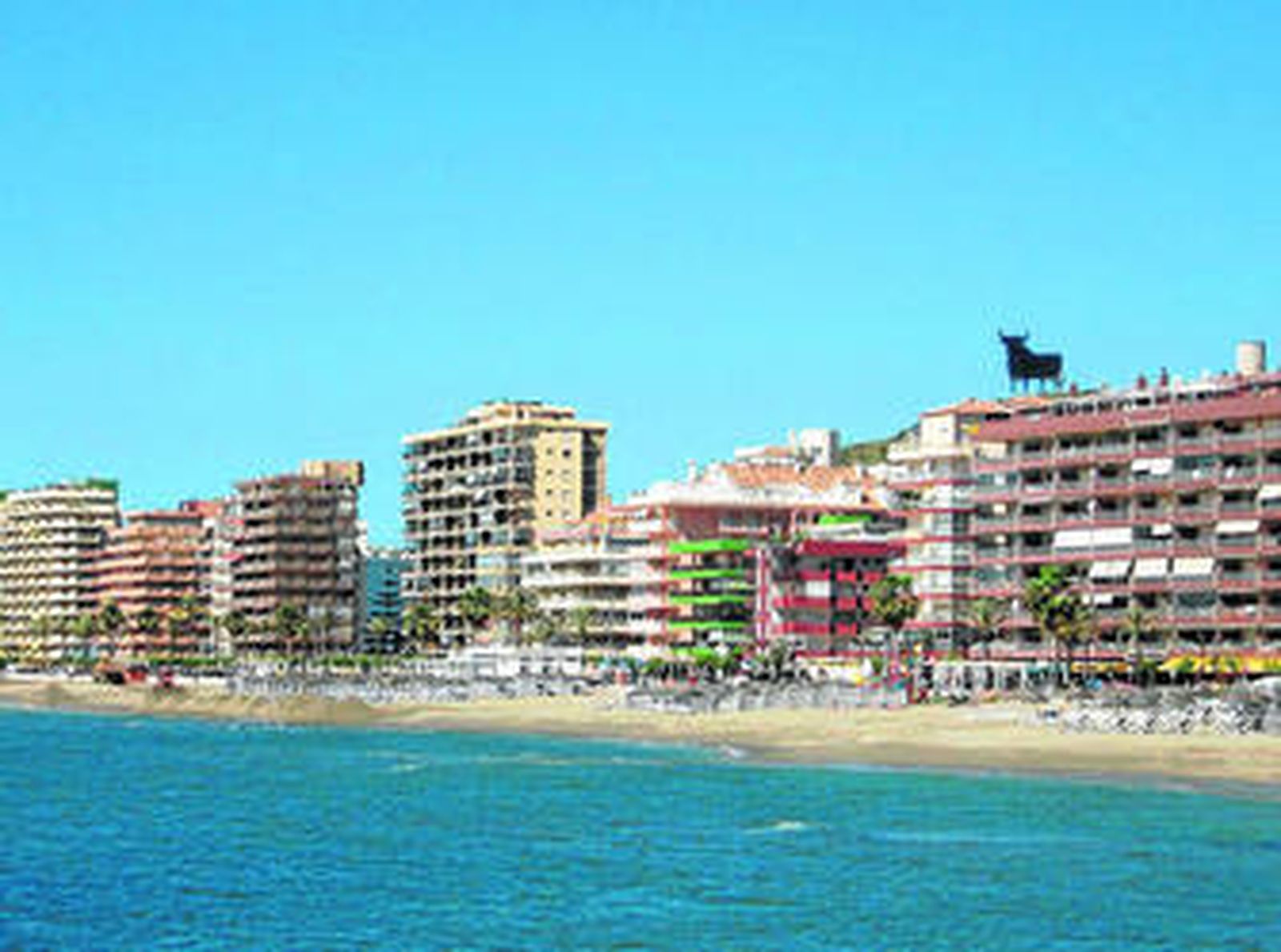 Bloque de edificios en primera línea de playa.