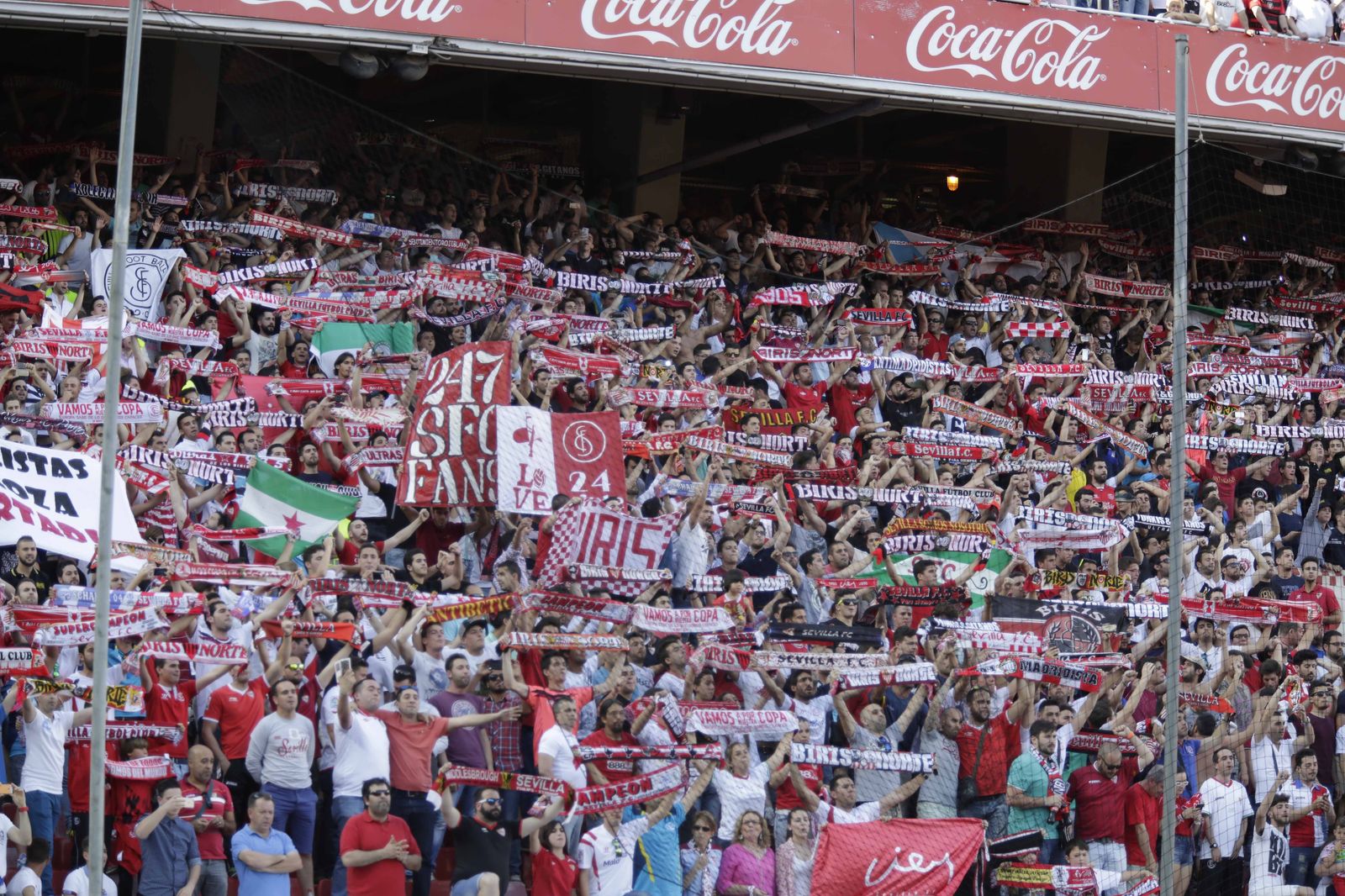 Imagen de Gol Norte, con los Biris en sus gradas.