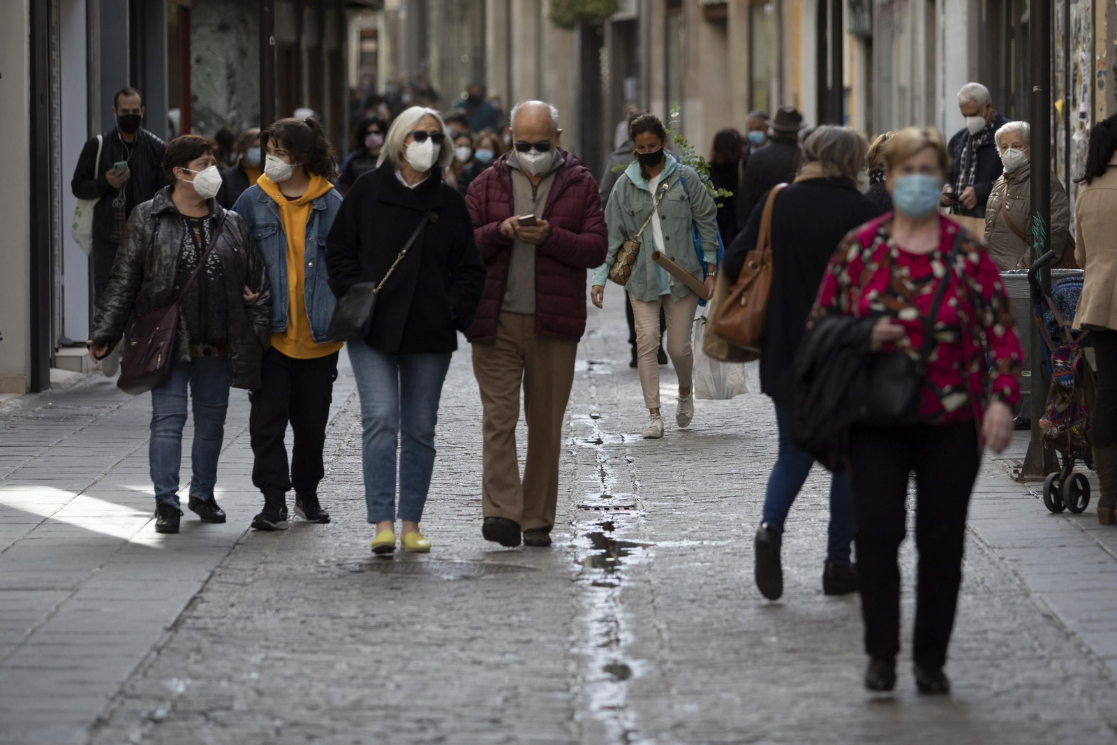 Así ha sido la vuelta de los bares y comercios de Granada tras tres semanas de cierre, en imágenes