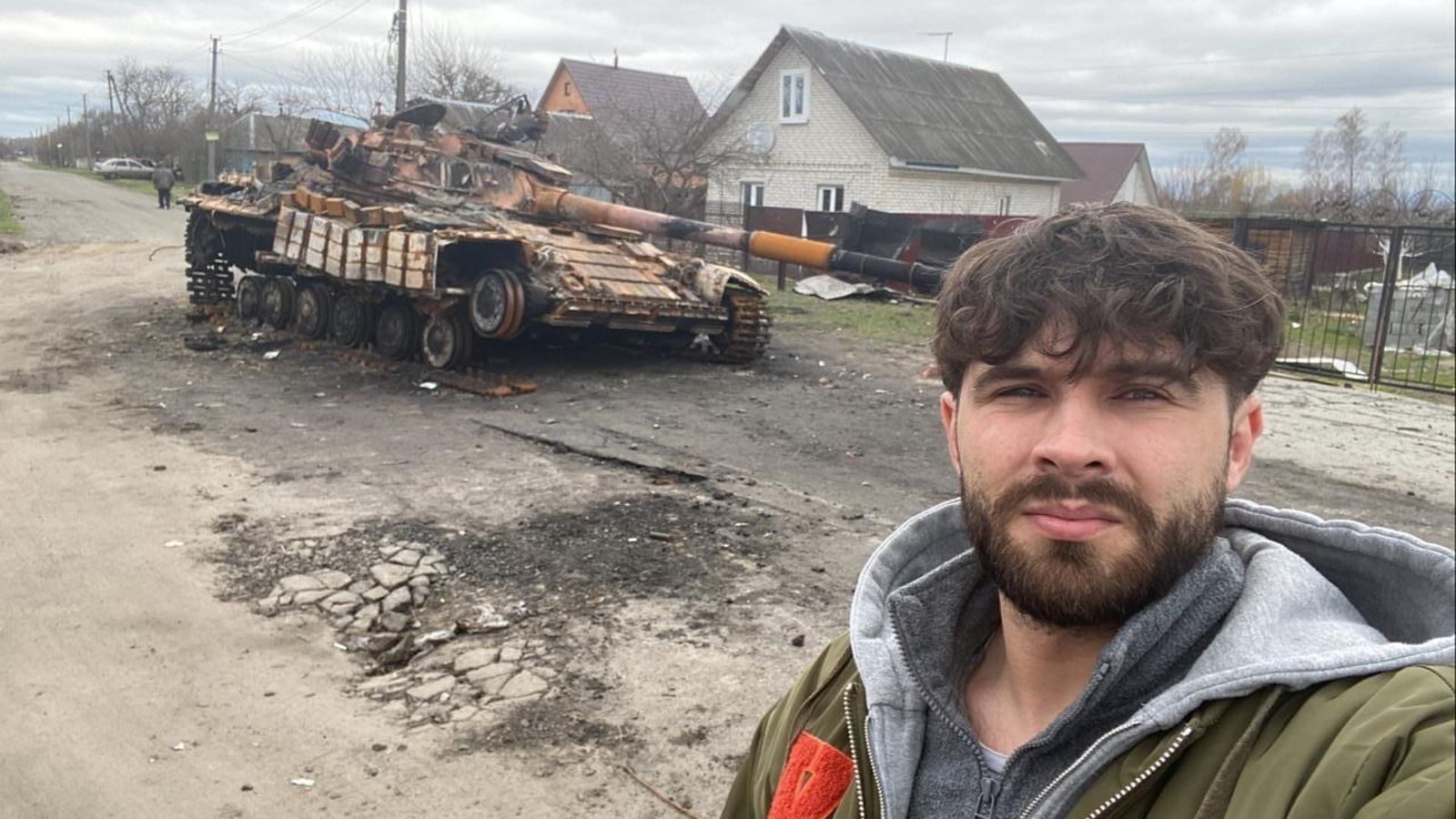 Maxim frente a un tanque para 'Huelva Información'.