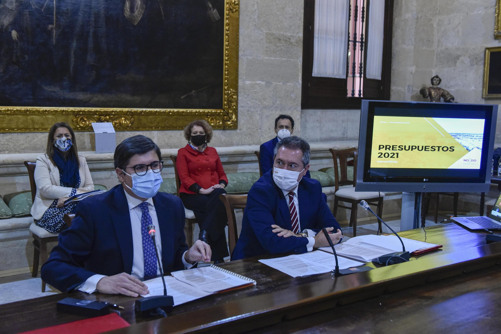 Álvaro Pimentel interviene el pasado enero en la presentación del presupuesto de la ciudad para este año ante la mirada de Juan Espadas.