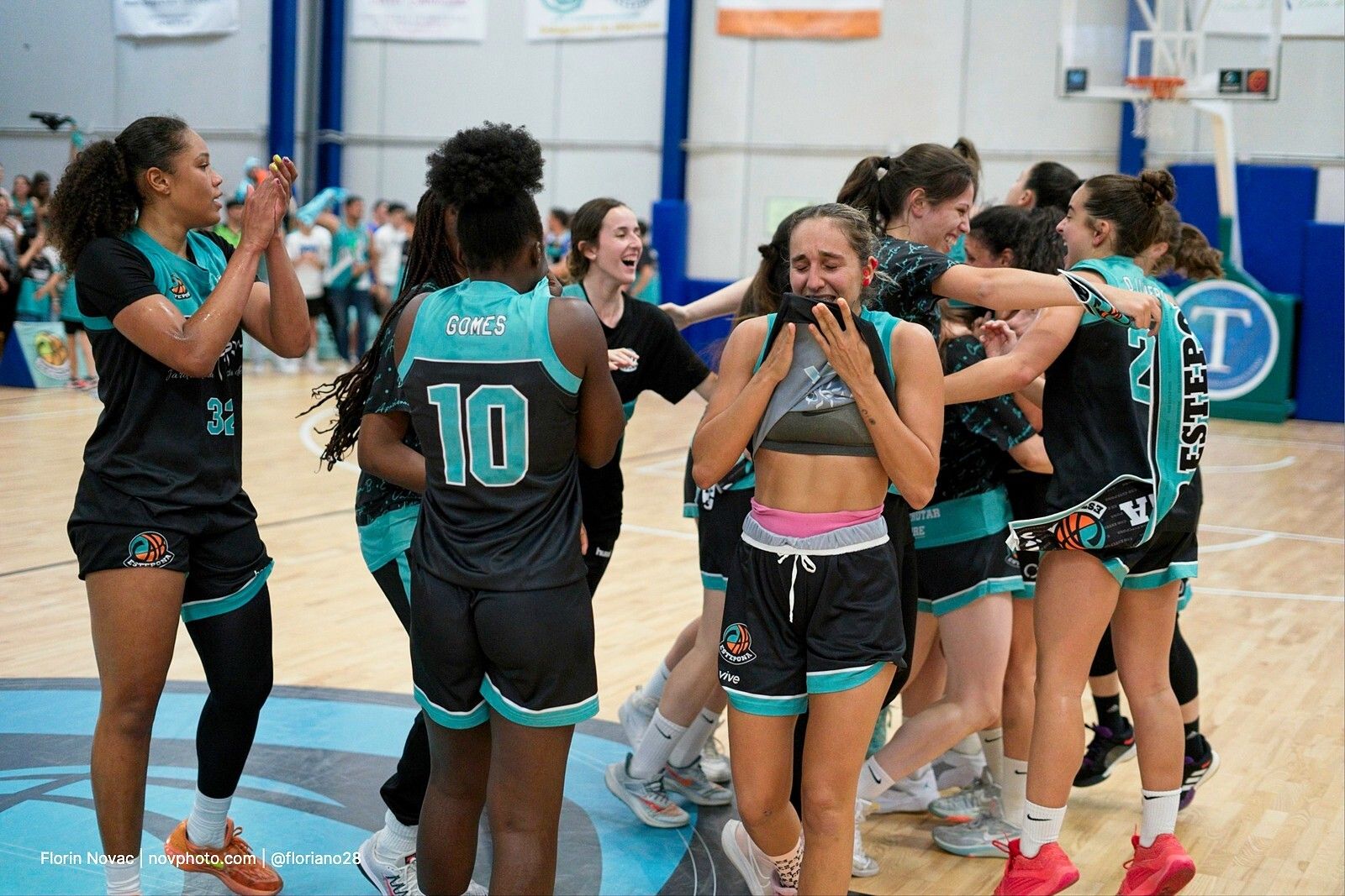 El CAB Estepona celebra el acceso a la fase de ascenso.