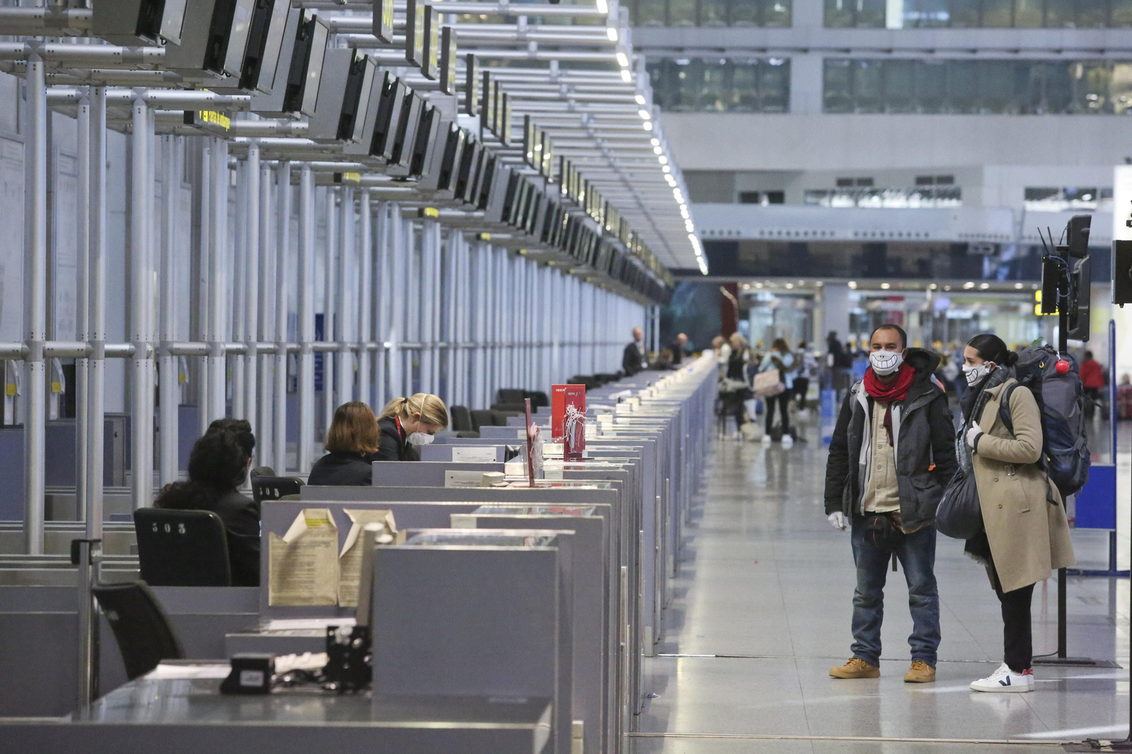 La cuarentena del coronavirus no frena el tráfico de pasajeros en el aeropuerto de Málaga, en fotos