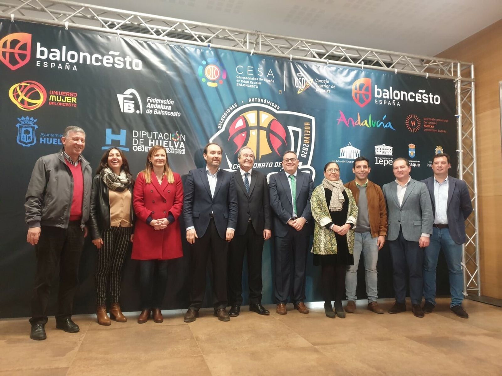 Autoridades y organizadores de este Nacional posan en la Diputación de Huelva.