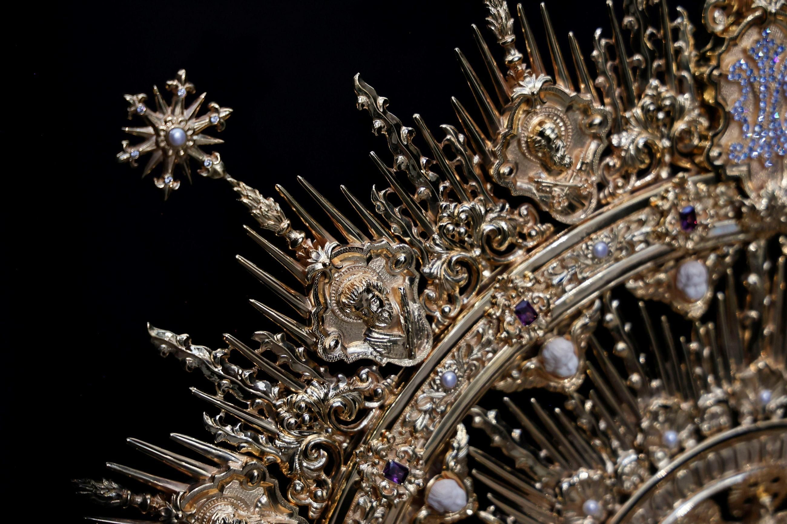 Detalle de la pedrería que decora la corona.