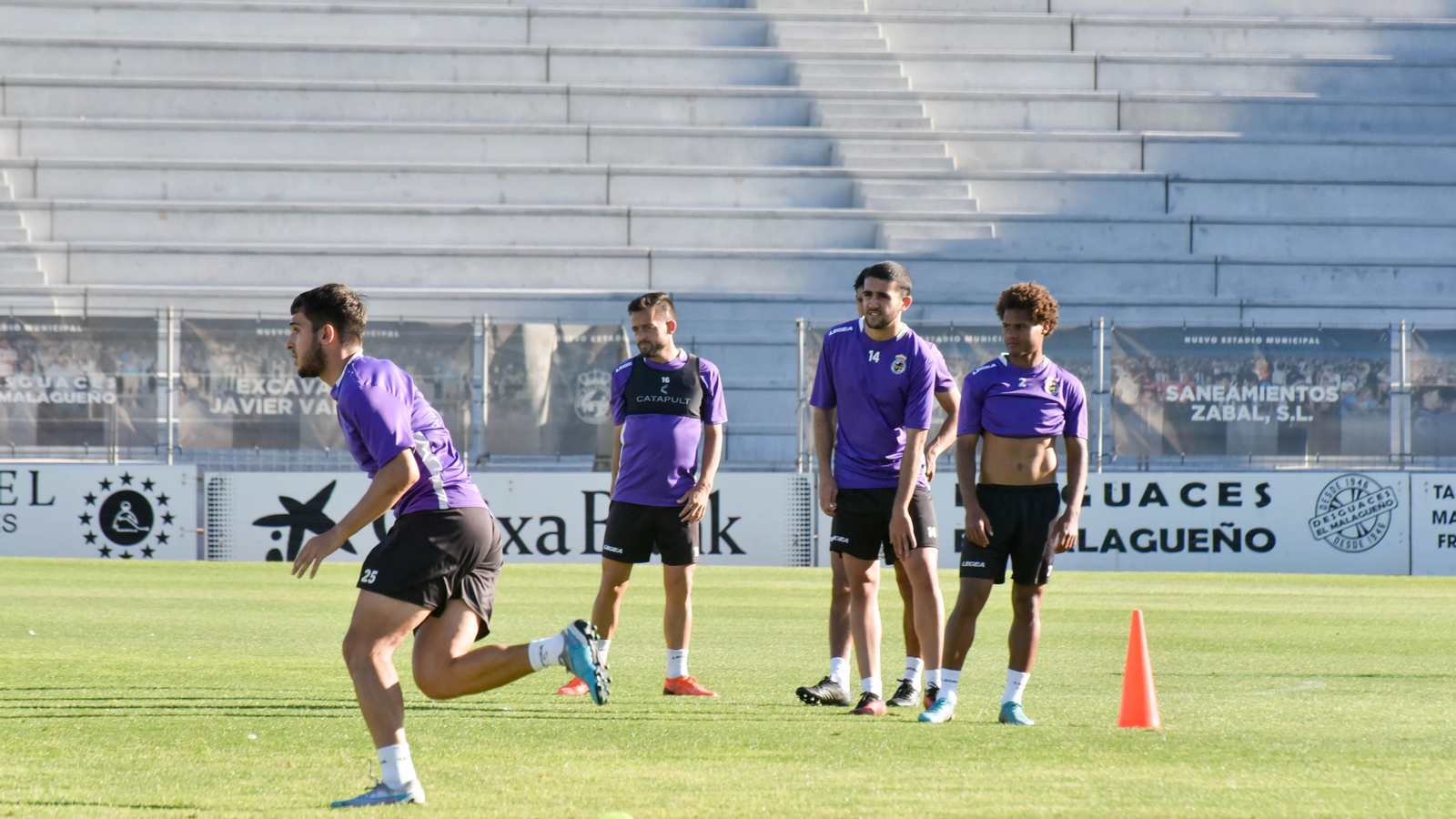 Fotos del primer entrenamiento de Víctor Basadre nuevo entrenador de la Balona