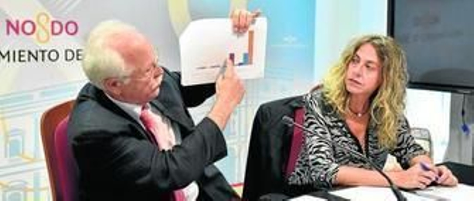 El delegado de Hacienda, junto a la gerente de la Agencia Tributaria, explica los detalles del informe tras comunicárselo a los grupos políticos en un junta de portavoces.