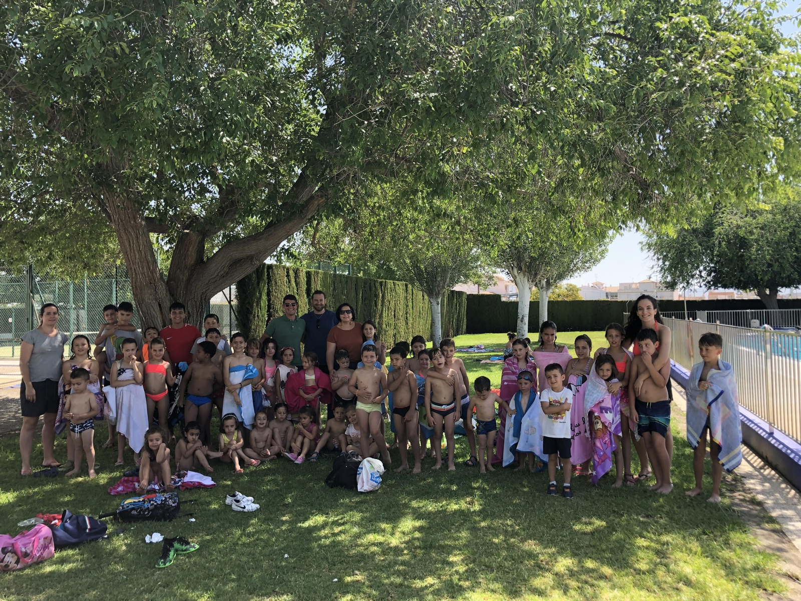 Los más pequeños del municipio, disfrutando de la piscina.