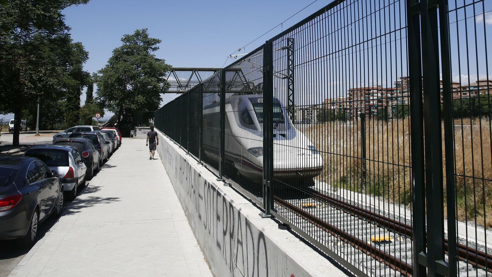 Un tren del AVE a su paso por La Rosaleda