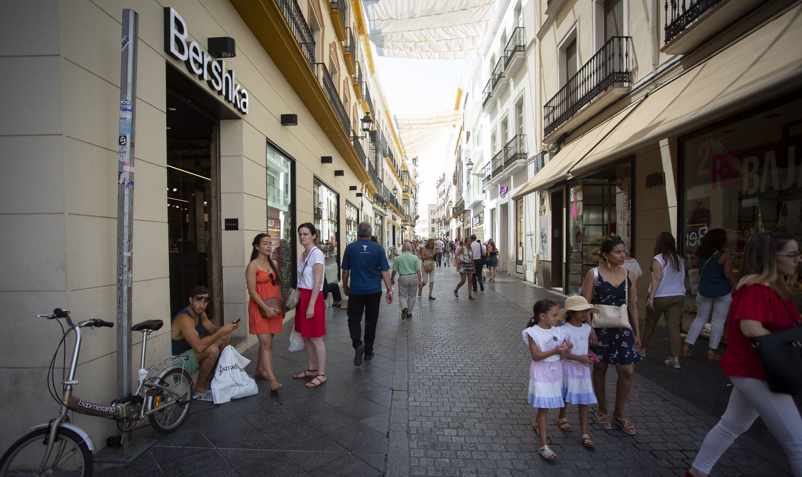 El eje que comprenden las calles Tetuán y Velázquez es la milla de oro del comercio en Sevilla.