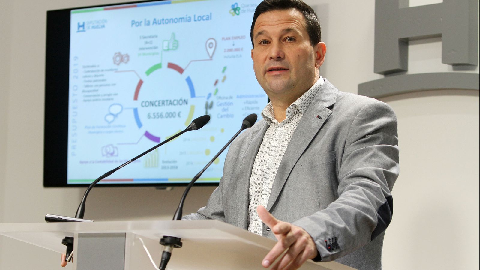 Una comparecencia de Ezequiel Ruiz en la Diputación de Huelva.