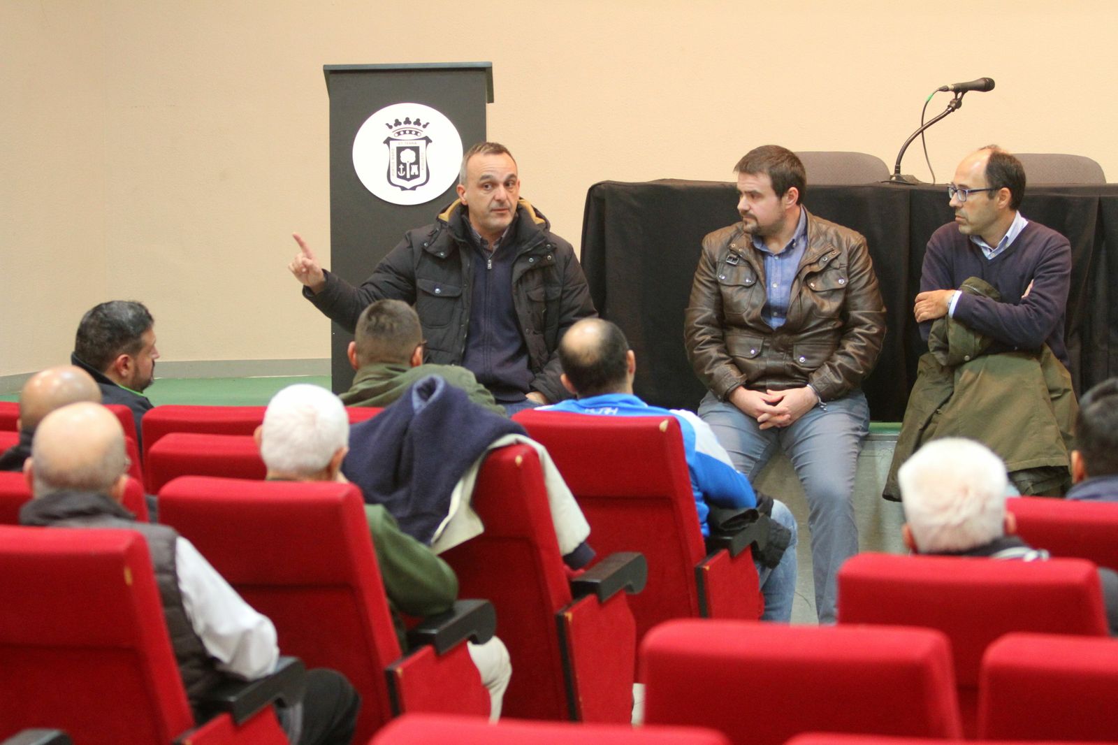 Narciso Rojas interviene en una asamblea anterior del Trust.