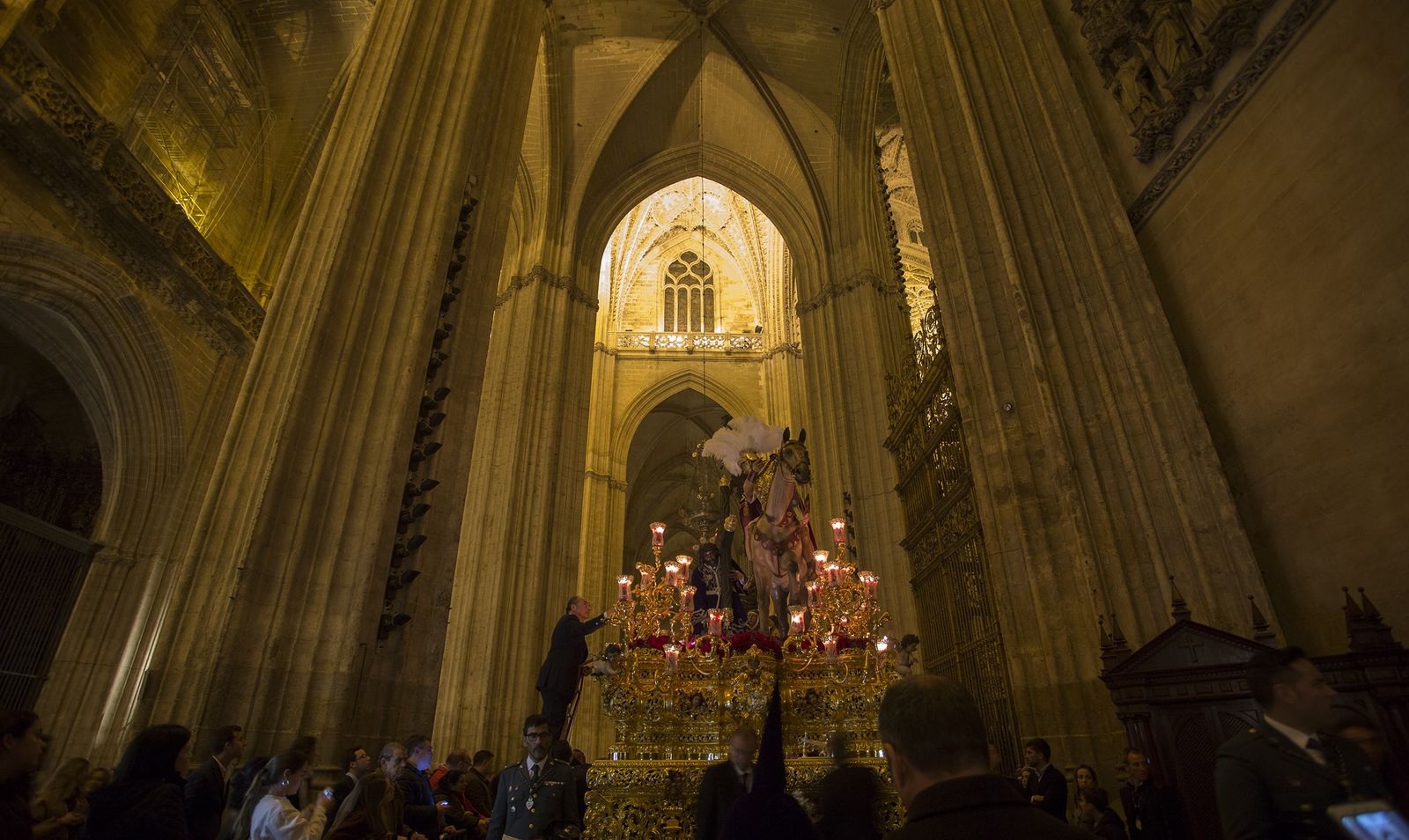 El paso de las hermandades de la Madrugada por la Catedral de Sevilla