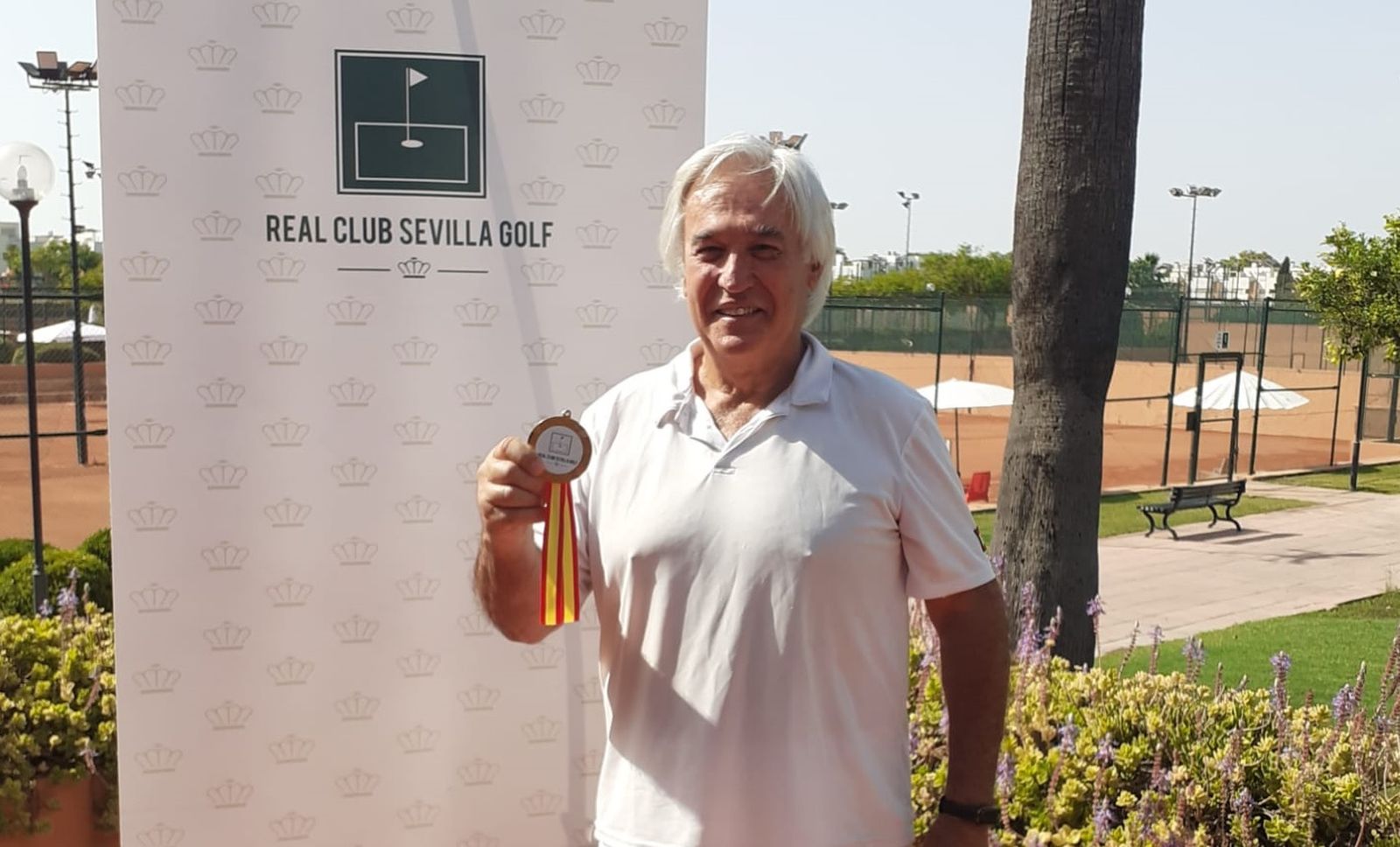 Ramón Romero posa con la medalla de campeón.