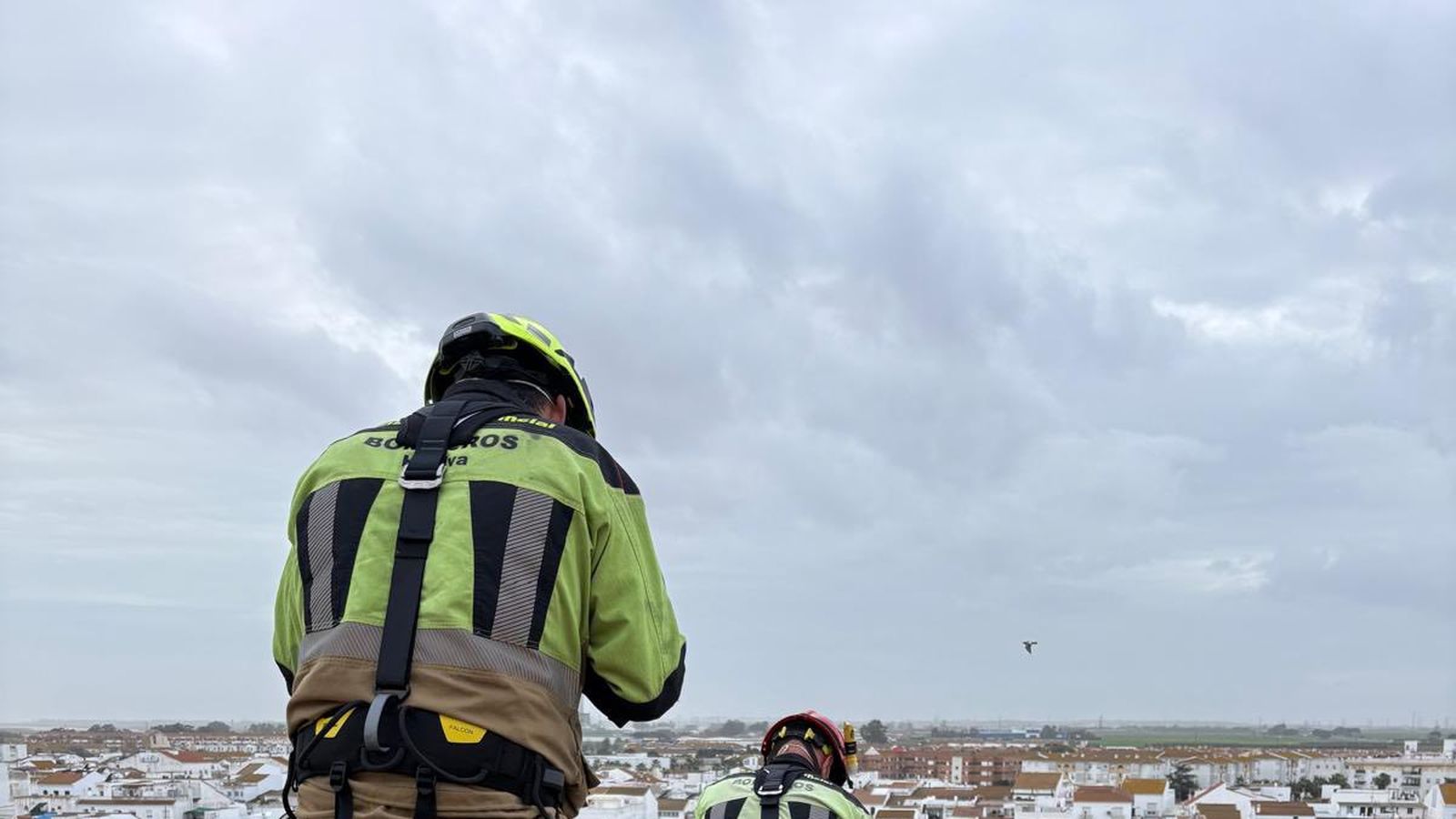 Bomberos del Consorcio intervienen en un techo en San Juan del Puerto.