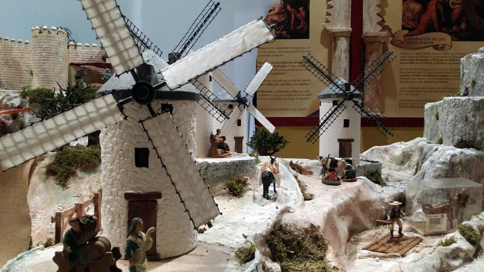 Los molinos de viento que conforman el Belén son un claro guiño a los pueblos manchegos.