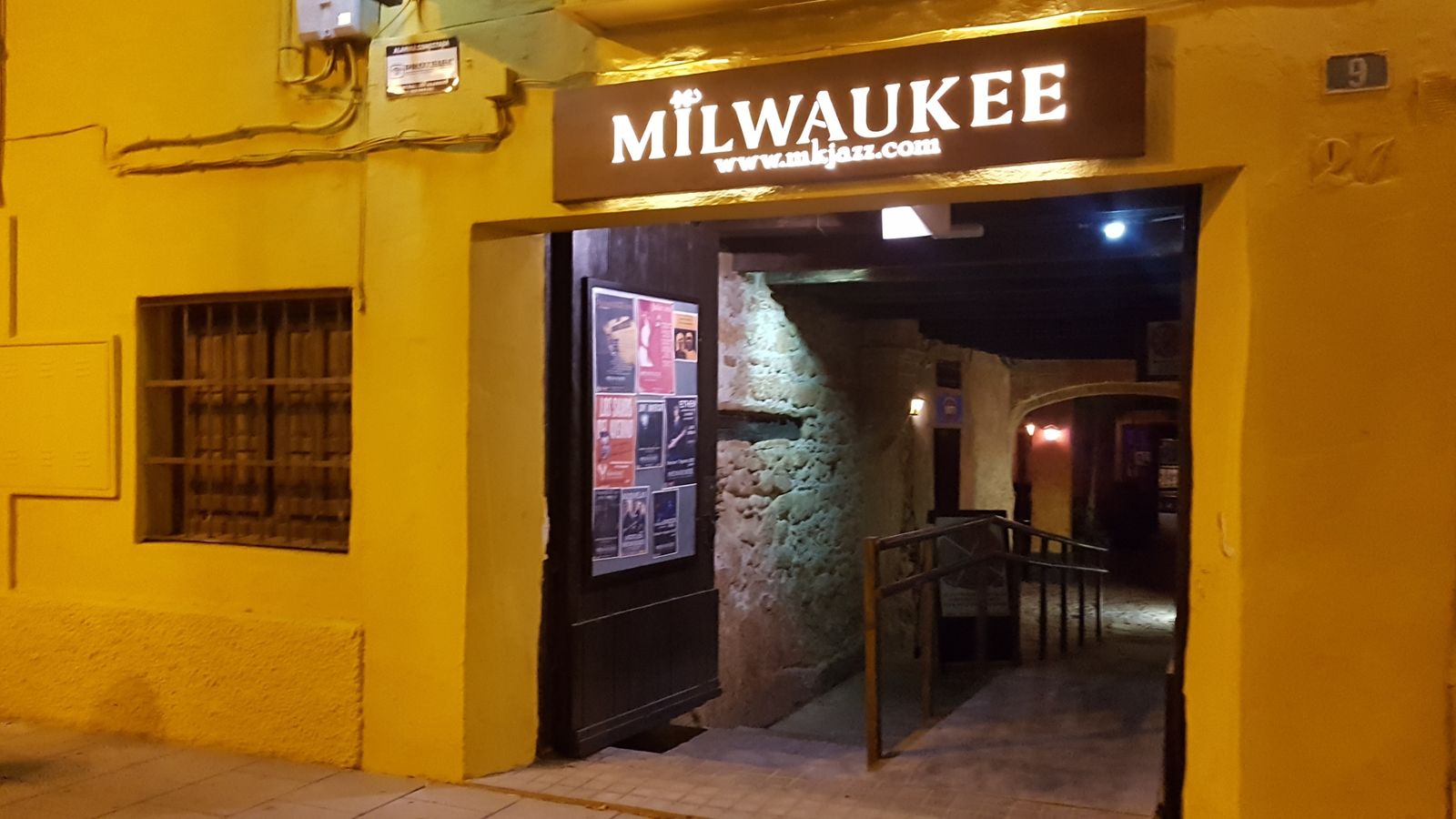 Una de las entradas al patio del histórico edificio de la Sala Milwaukee.