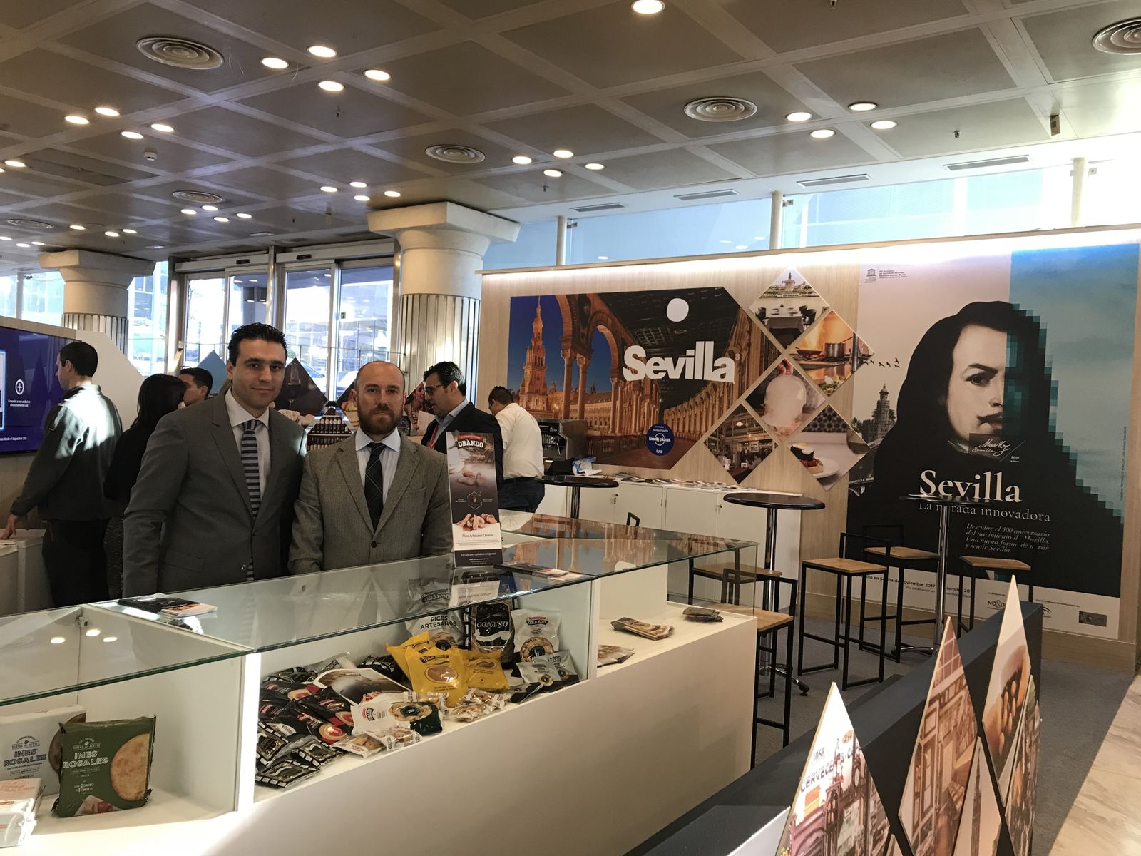 Jaime Obando y Fernando Buendía, director general y director comercial de Panadería Obando, respectivamente, posan junto a a una amplia gama de picos y regañás en Madrid Fusión.