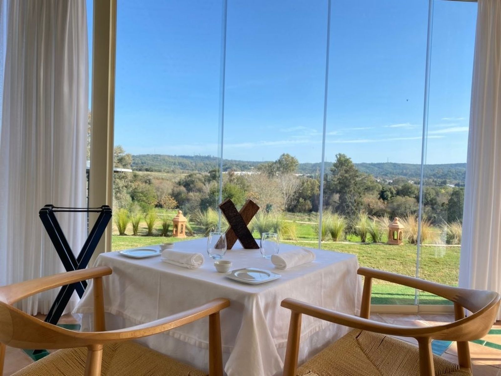 Su terraza acristalada ofrece unas excelentes vistas de la zona.