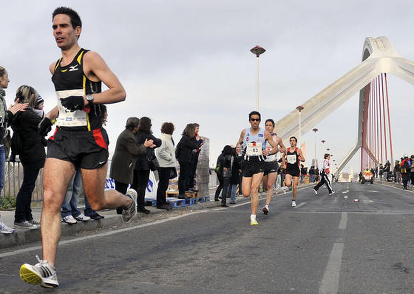 Particiapentes cruzan el puente de la Barqueta. / Juan Carlos Vázquez