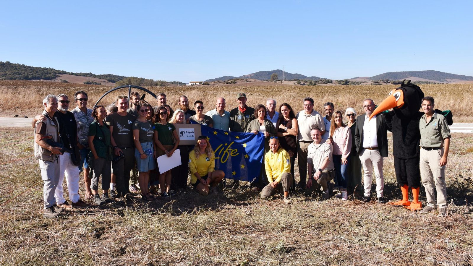 Autoridades y equipo técnico tras llegar al al aeródromo de Medina los ejemplares de ibis eremita. Autoridades y equipo técnico tras llegar al al aeródromo de Medina los ejemplares de ibis eremita.