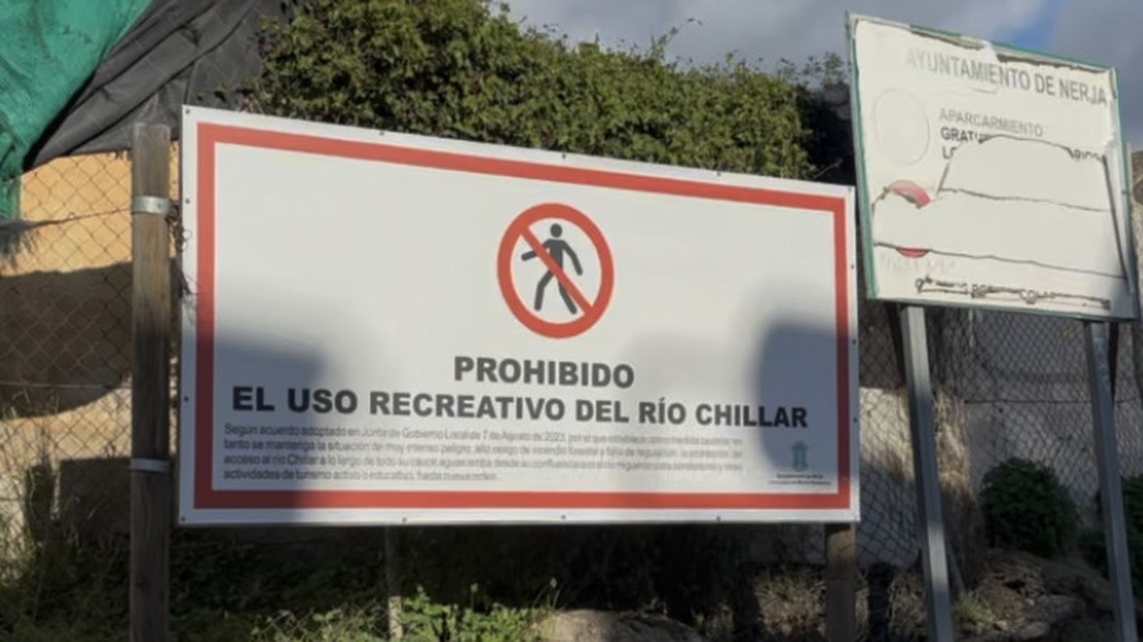 Cartel que se encuentra al principio del acceso al río Chillar por la Calle Mirto, en Nerja
