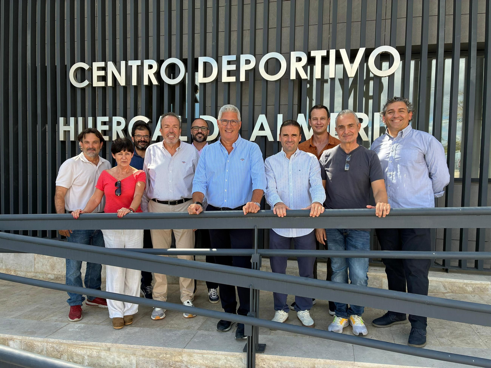 Representantes municipales y de la empresa concesionaria, a las puertas del nuevo Centro Deportivo