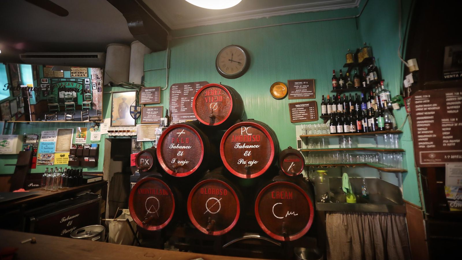 'Financial Times' destacó a 'El Pasaje', uno de los doce tabancos que siguen funcionando