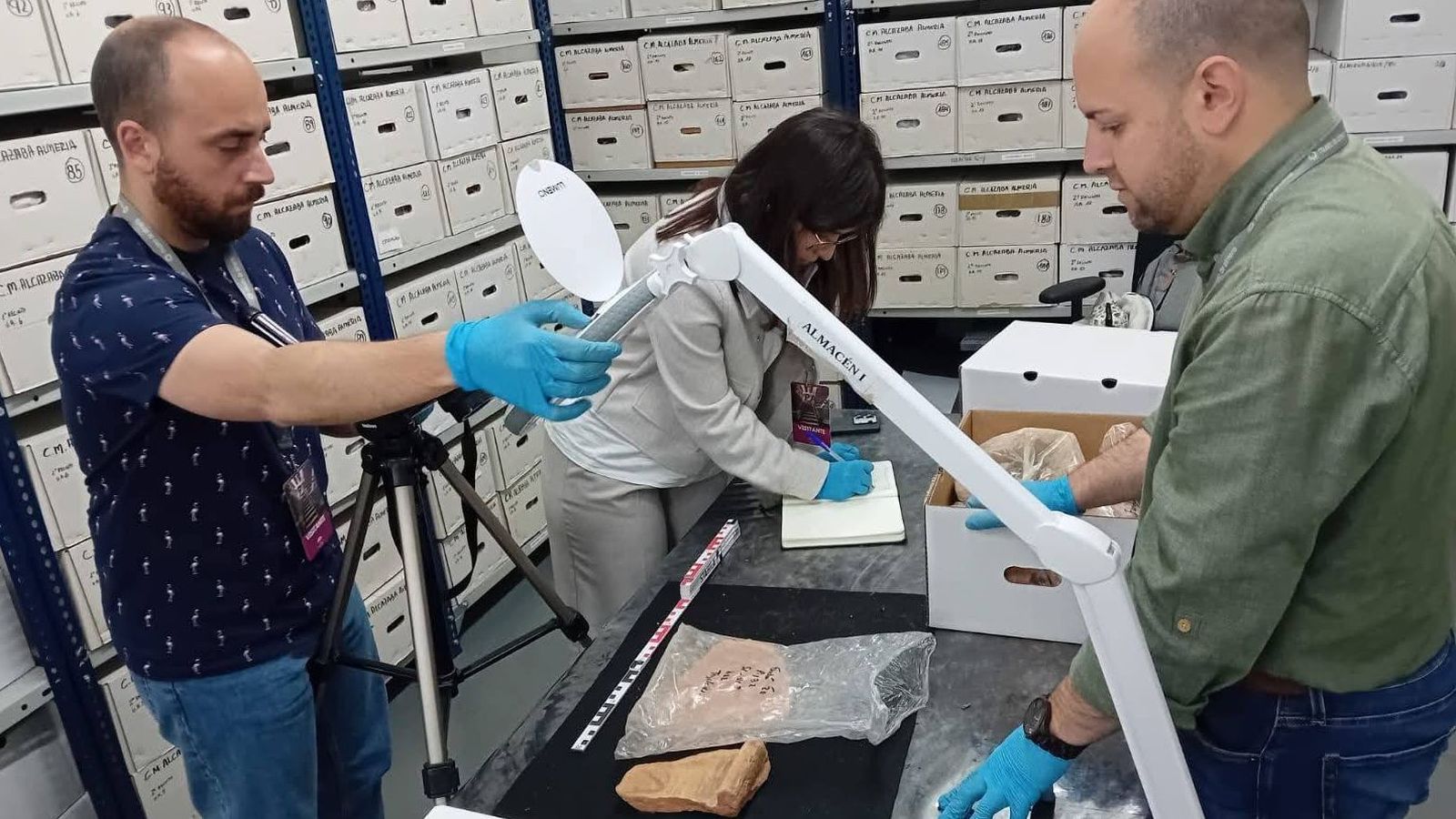 Valentín Martín ha visitado el Museo Arqueológico de Almería para conocer las piezas que proceden de Fondón.