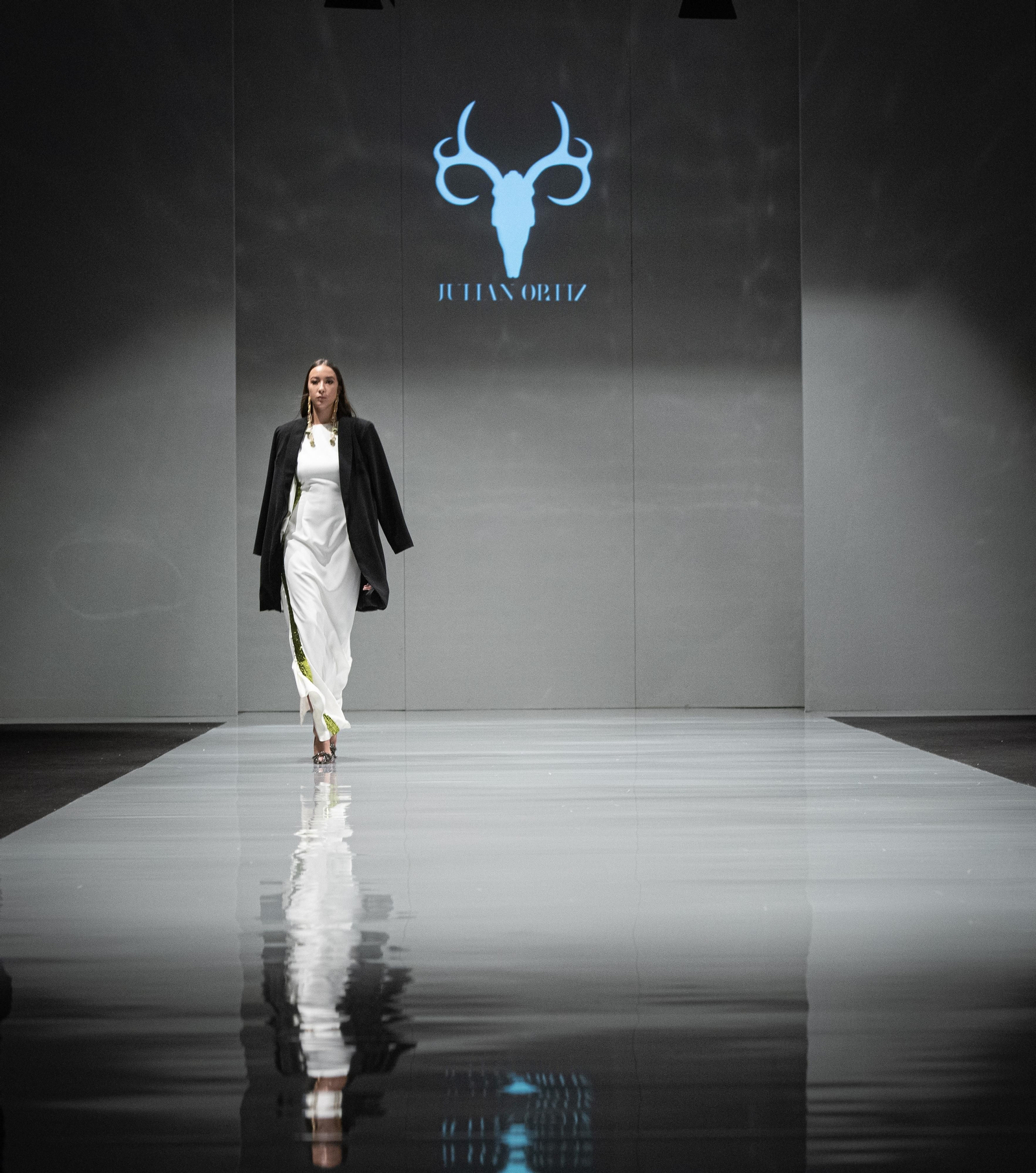 Raices, una revisión a sus orígenes a través de la moda del diseñador Julián Ortiz