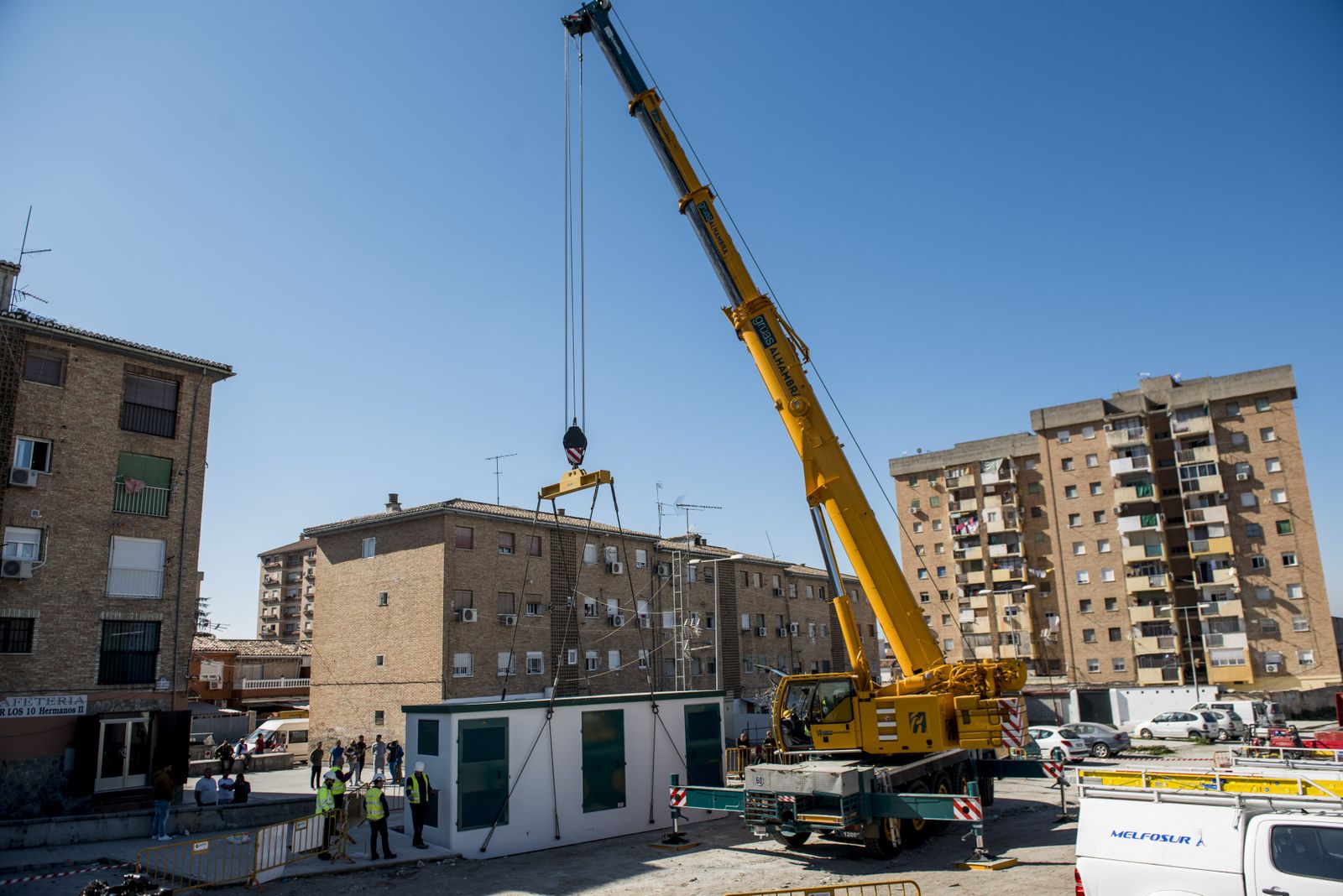 Las imágenes de la instalación del nuevo transformador de la zona Norte de Granada