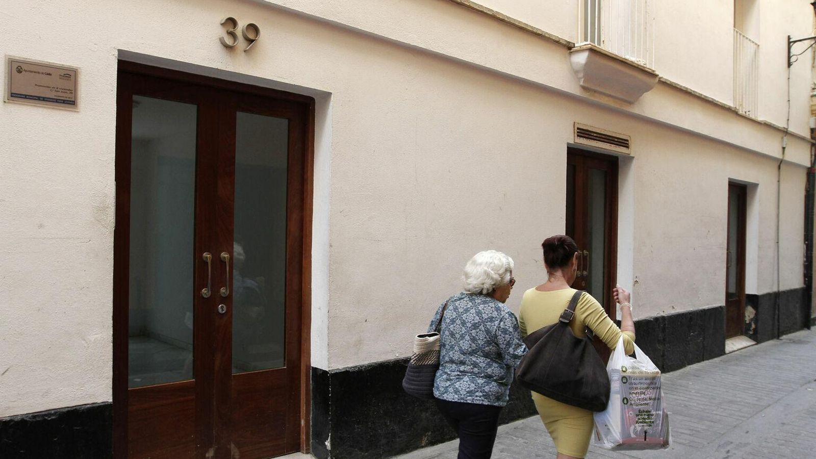 Entrada al portal del edificio de la Cueva del Pájaro Azul.