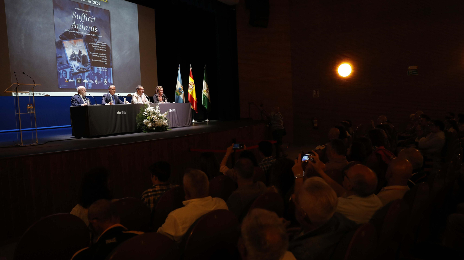 Presentación del libro de Alfonso Escuadra "Sufficit Animus" en el Teatro de La Velada de La Línea
