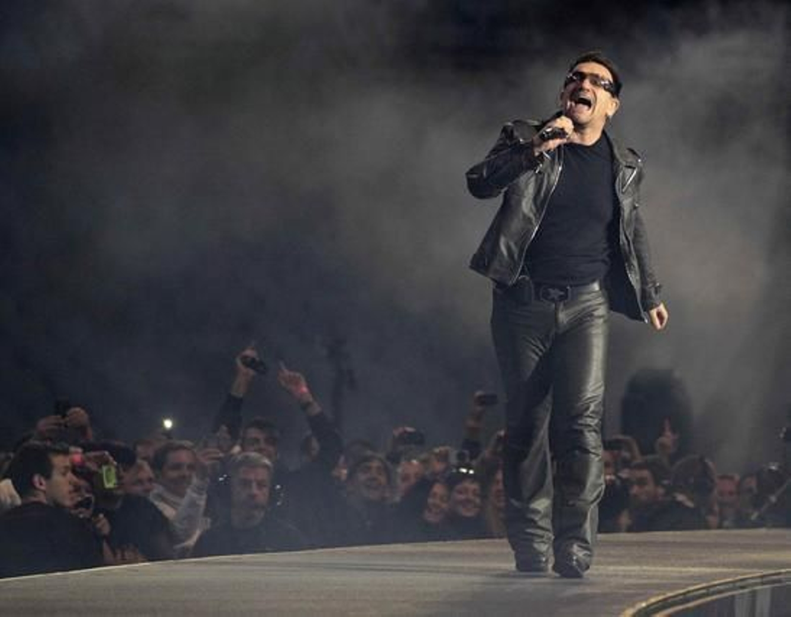 La banda irlandesa U2 convence a sus seguidores en San Sebastián. / EFE, AFP, Reuters