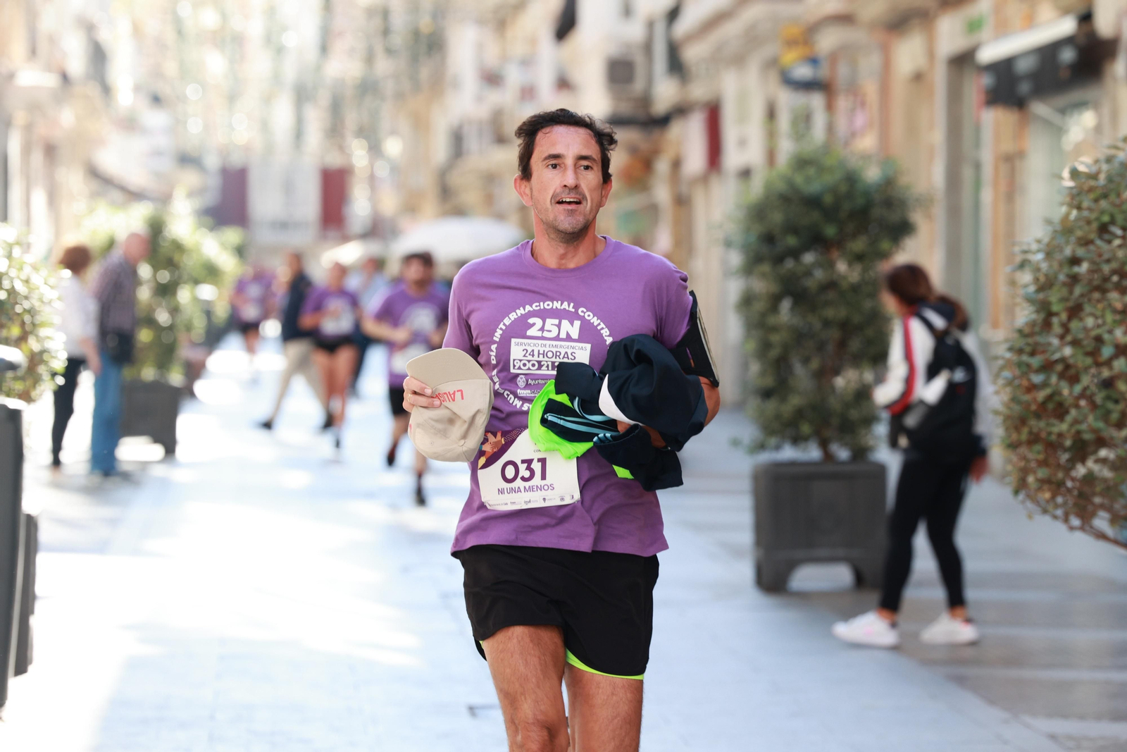 Todas las imágenes de la carrera contra la violencia de género en Cádiz