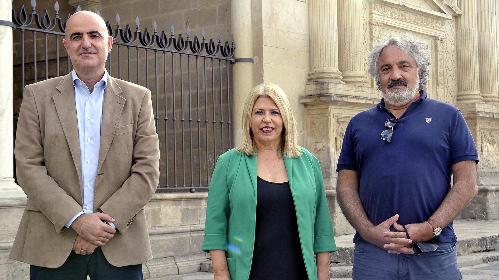La alcaldesa de Jerez con Ramón Caravaca y Yousaf Bokhari, responsables de la productora de The Crown.